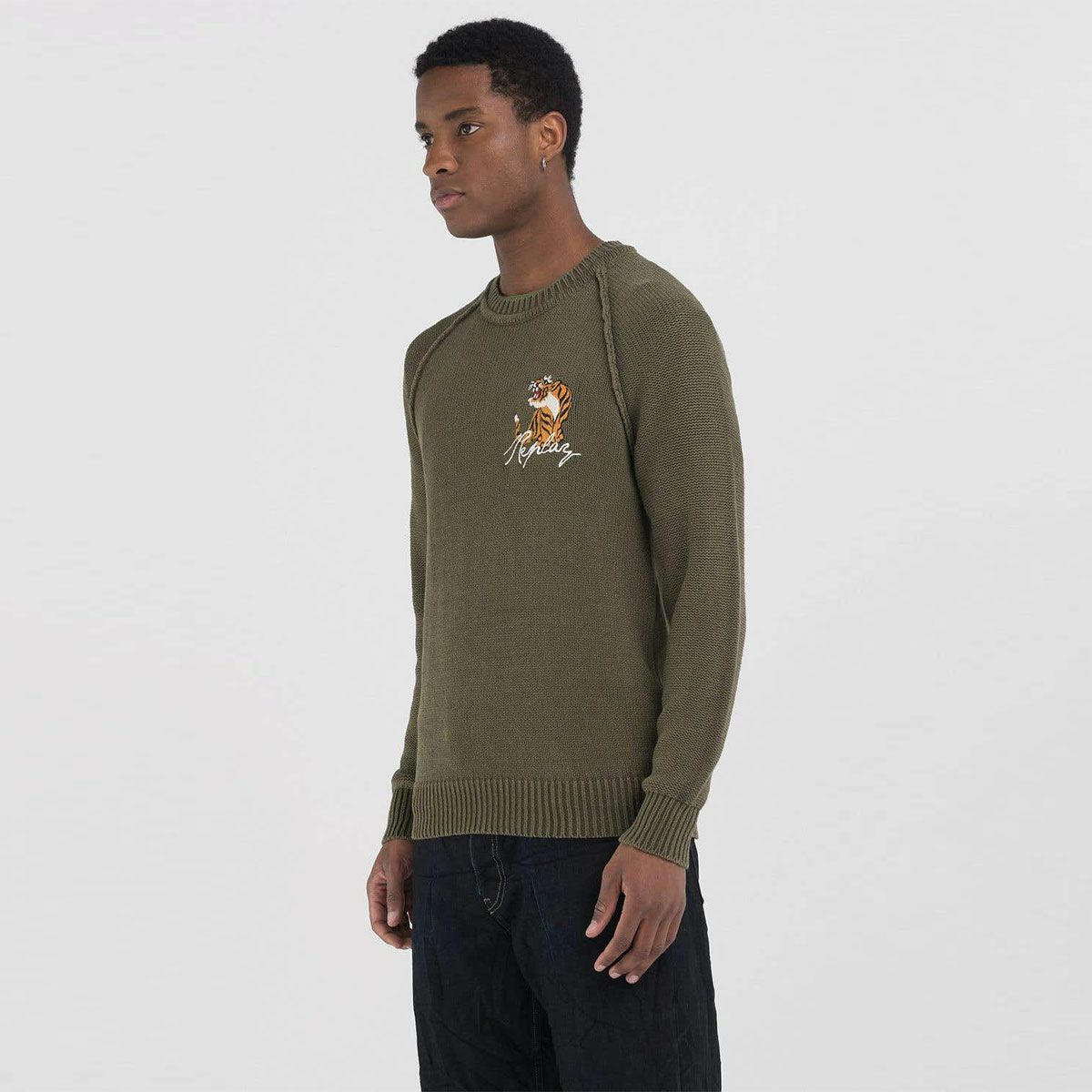 Replay｜クルーネック タイガー セーター｜ニット｜マスクグリーン｜モデル着用