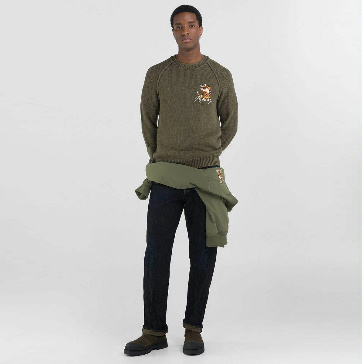 Replay｜クルーネック タイガー セーター｜ニット｜マスクグリーン｜モデル着用