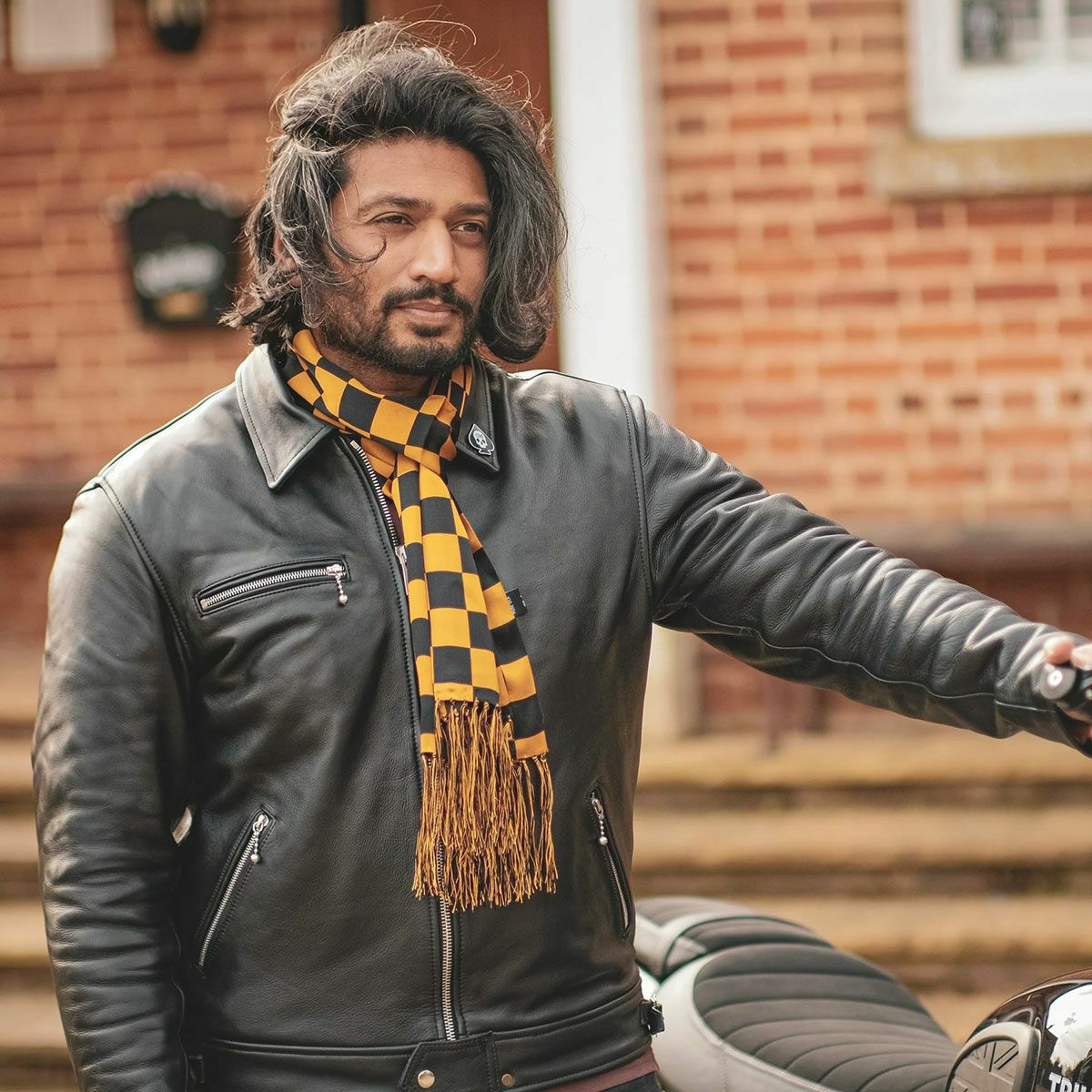 Goldtop｜シルクスカーフ｜マフラー・スカーフ｜ブラック×ゴールドチェッカー｜モデル着用