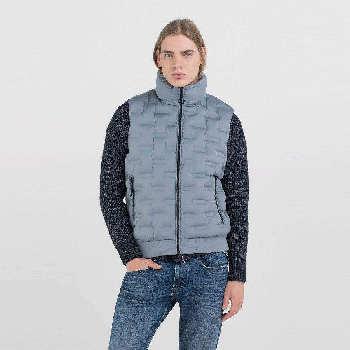 Replay｜エンボス リサイクルファイン ベスト｜スモークドアズール｜モデル着用