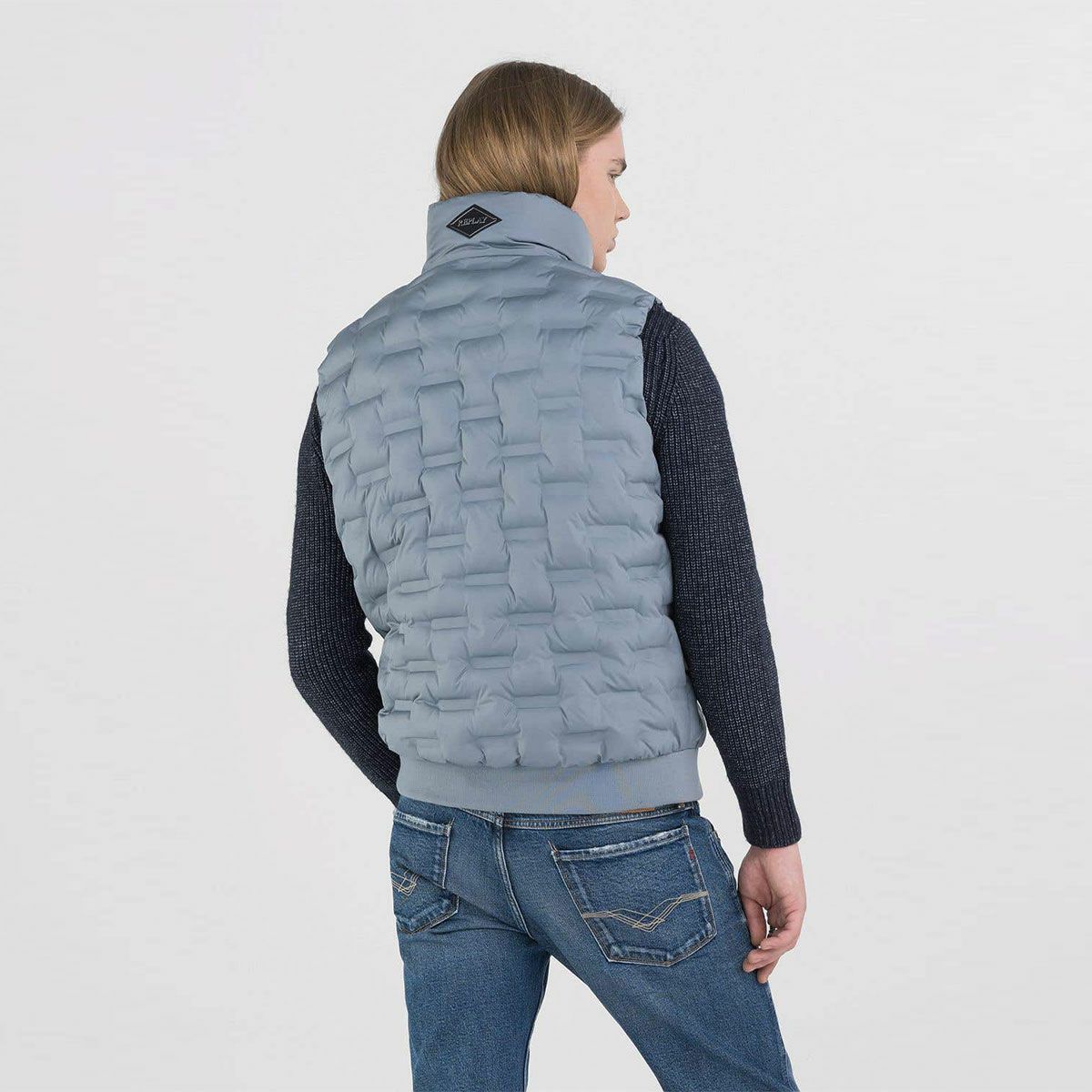 Replay｜エンボス リサイクルファイン ベスト｜スモークドアズール｜モデル着用