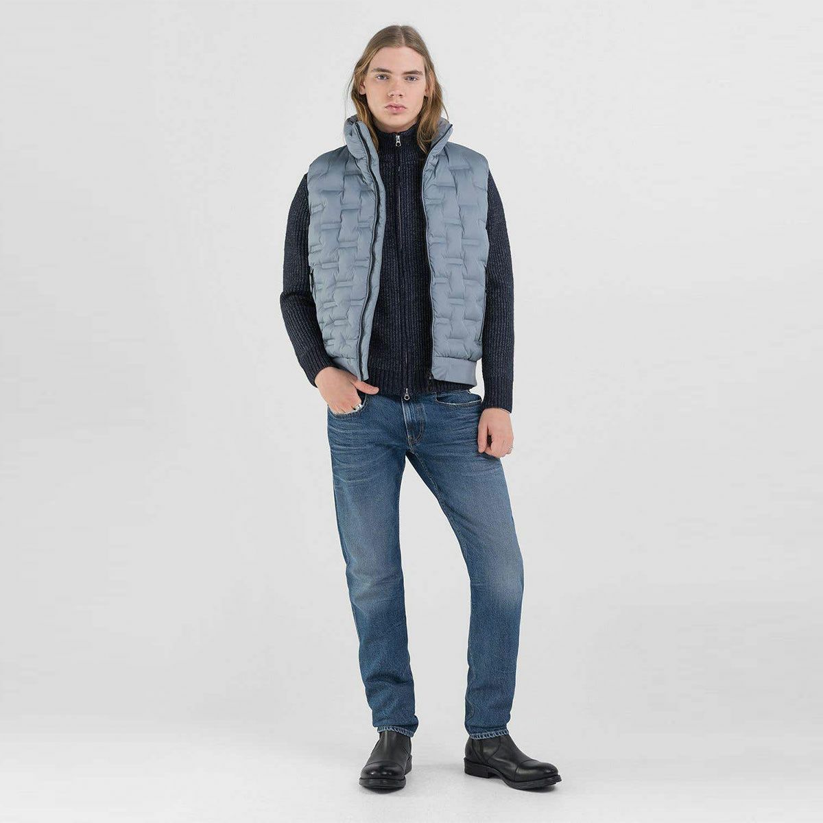 Replay｜エンボス リサイクルファイン ベスト｜スモークドアズール｜モデル着用