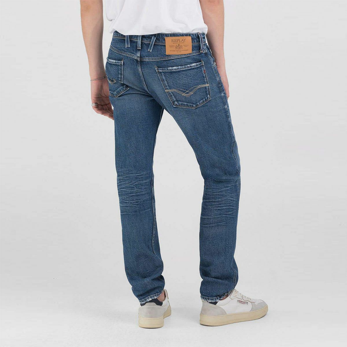 Replay｜アンバス スリムフィット ジーンズ｜デニム｜ミディアムブルー｜モデル着用