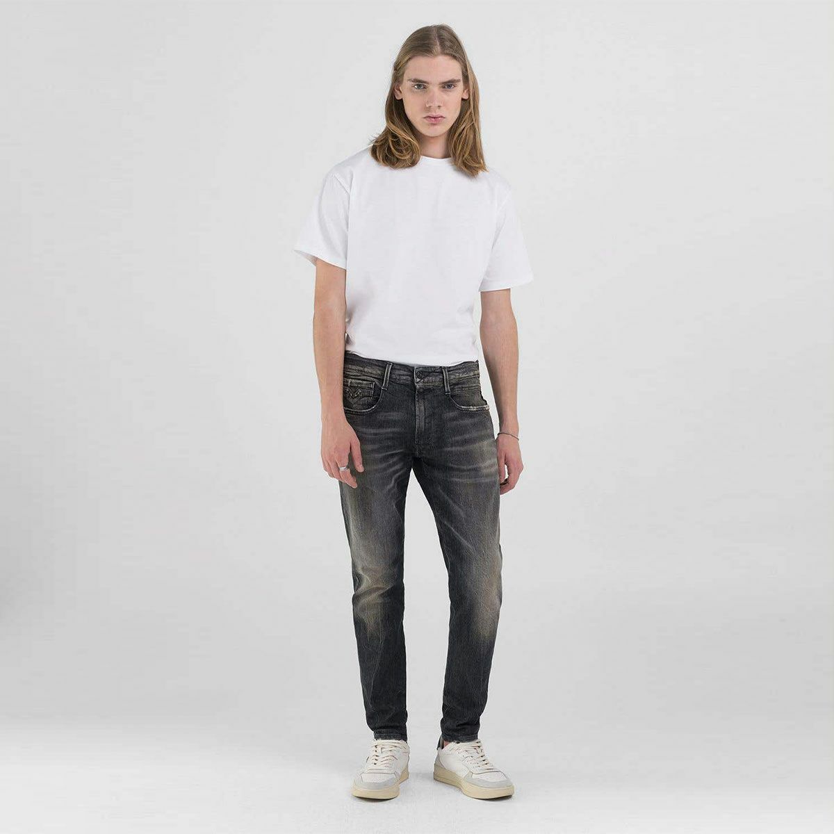 Replay｜ブローニー スーパースリム パワーストレッチ ジーンズ｜デニム｜ダークグレー｜モデル着用