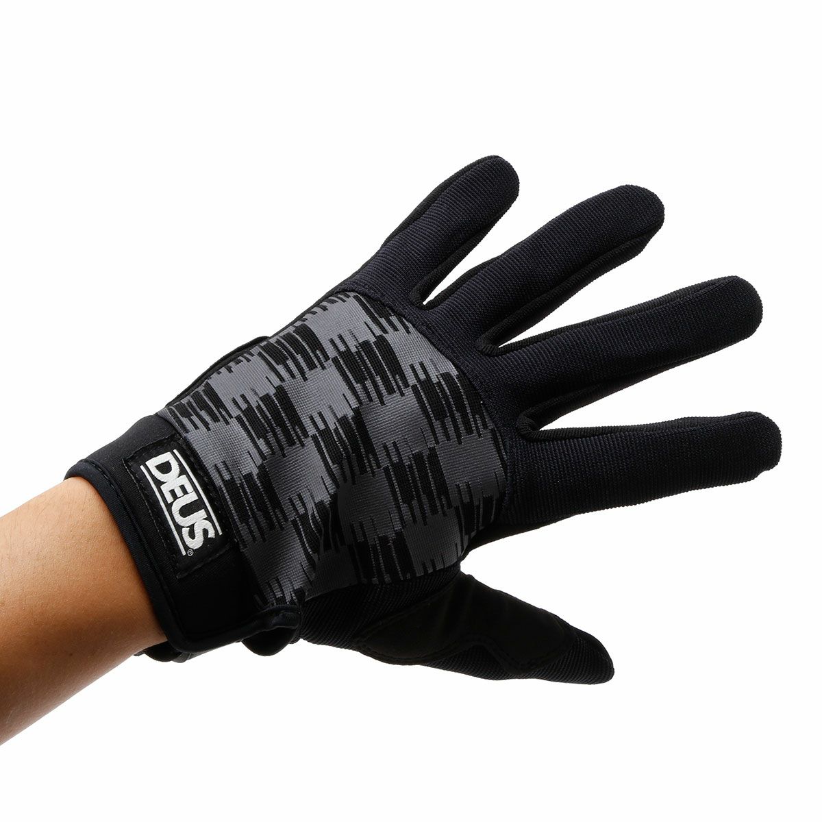 Deus Ex Machina｜ダート グローブ｜サマー｜ブラック｜モデル着用