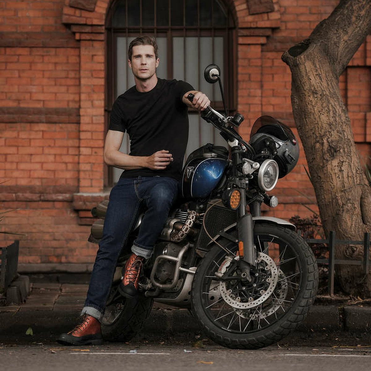 UMBERTO x LUCE｜テレン バイカー ブーツ｜ブーツタイプ｜ウォルナットブラウン｜モデル着用