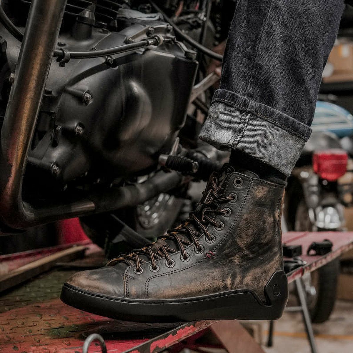 UMBERTO x LUCE｜グース バイカー スニーカー｜スニーカータイプ｜ダークブラウン｜モデル着用