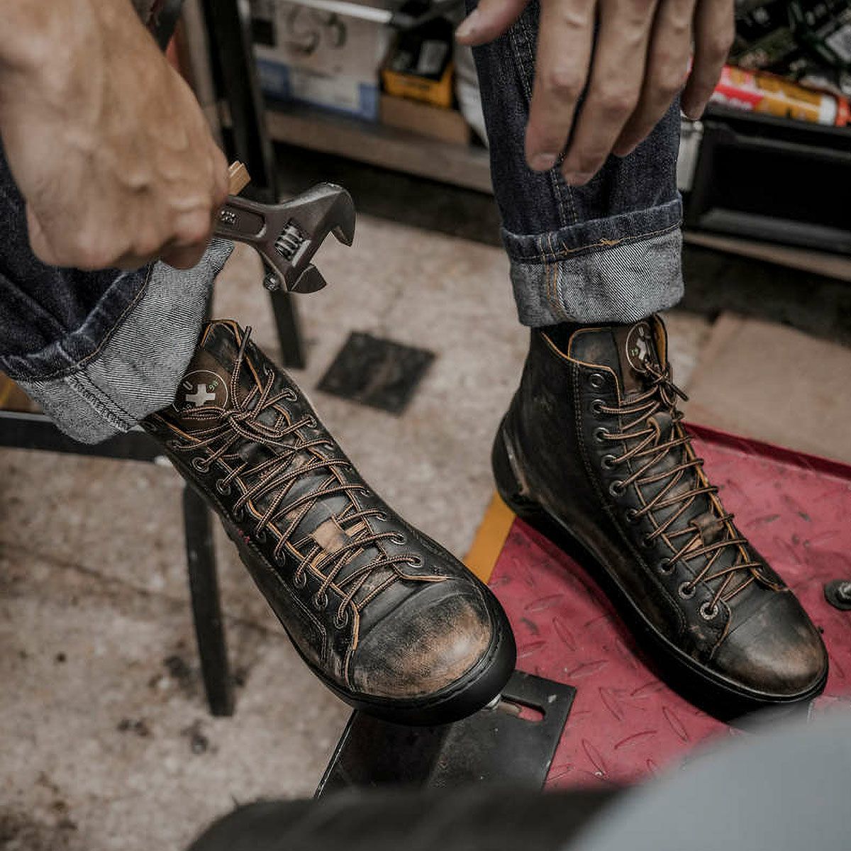 UMBERTO x LUCE｜グース バイカー スニーカー｜スニーカータイプ｜ダークブラウン｜モデル着用