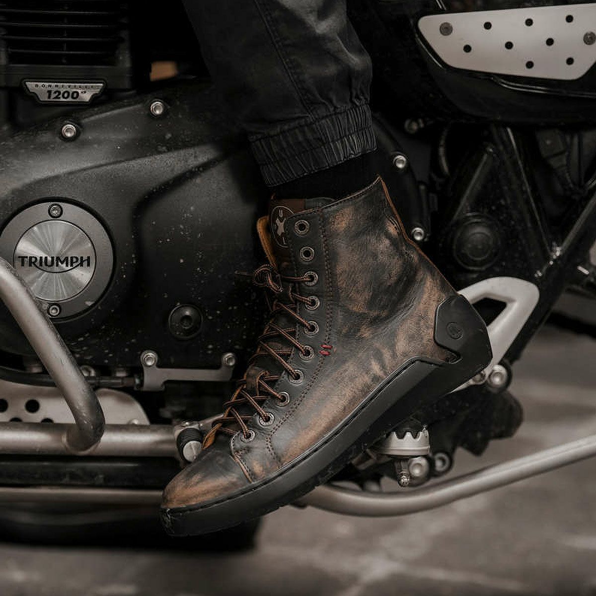 UMBERTO x LUCE｜グース バイカー スニーカー｜スニーカータイプ｜ダークブラウン｜モデル着用