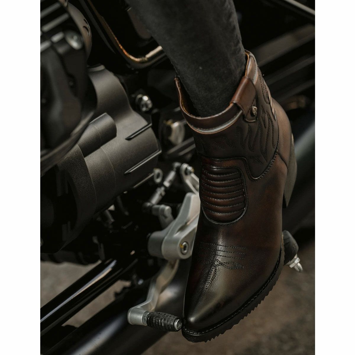 UMBERTO x LUCE｜ビアード レディース カウボーイ ブーツ｜ブーツタイプ｜ブラウン｜モデル着用