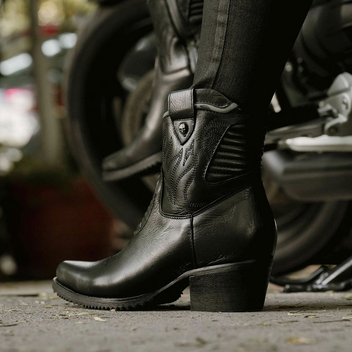 UMBERTO x LUCE｜ストリングフィールド カウボーイ レディース ブーツ｜ブーツタイプ｜ブラック｜モデル着用