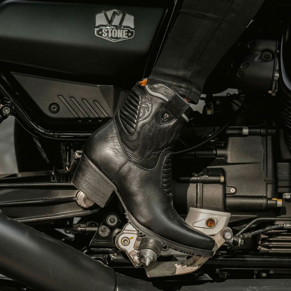 UMBERTO x LUCE｜ストリングフィールド カウボーイ レディース ブーツ｜ブーツタイプ｜ブラック｜モデル着用