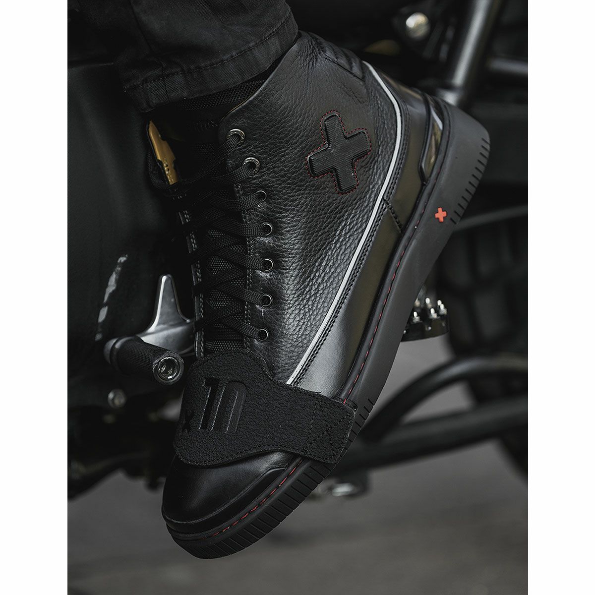 UMBERTO x LUCE｜ボンハン X バイカー スニーカー｜スニーカータイプ｜ブラック｜モデル着用