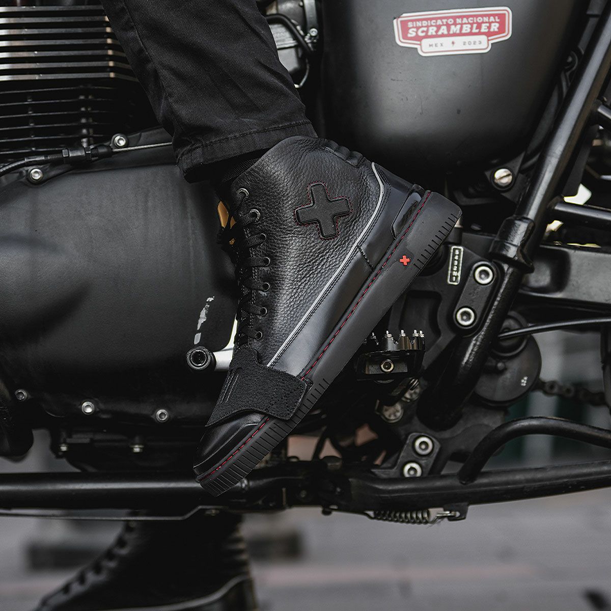 UMBERTO x LUCE｜ボンハン X バイカー スニーカー｜スニーカータイプ｜ブラック｜モデル着用