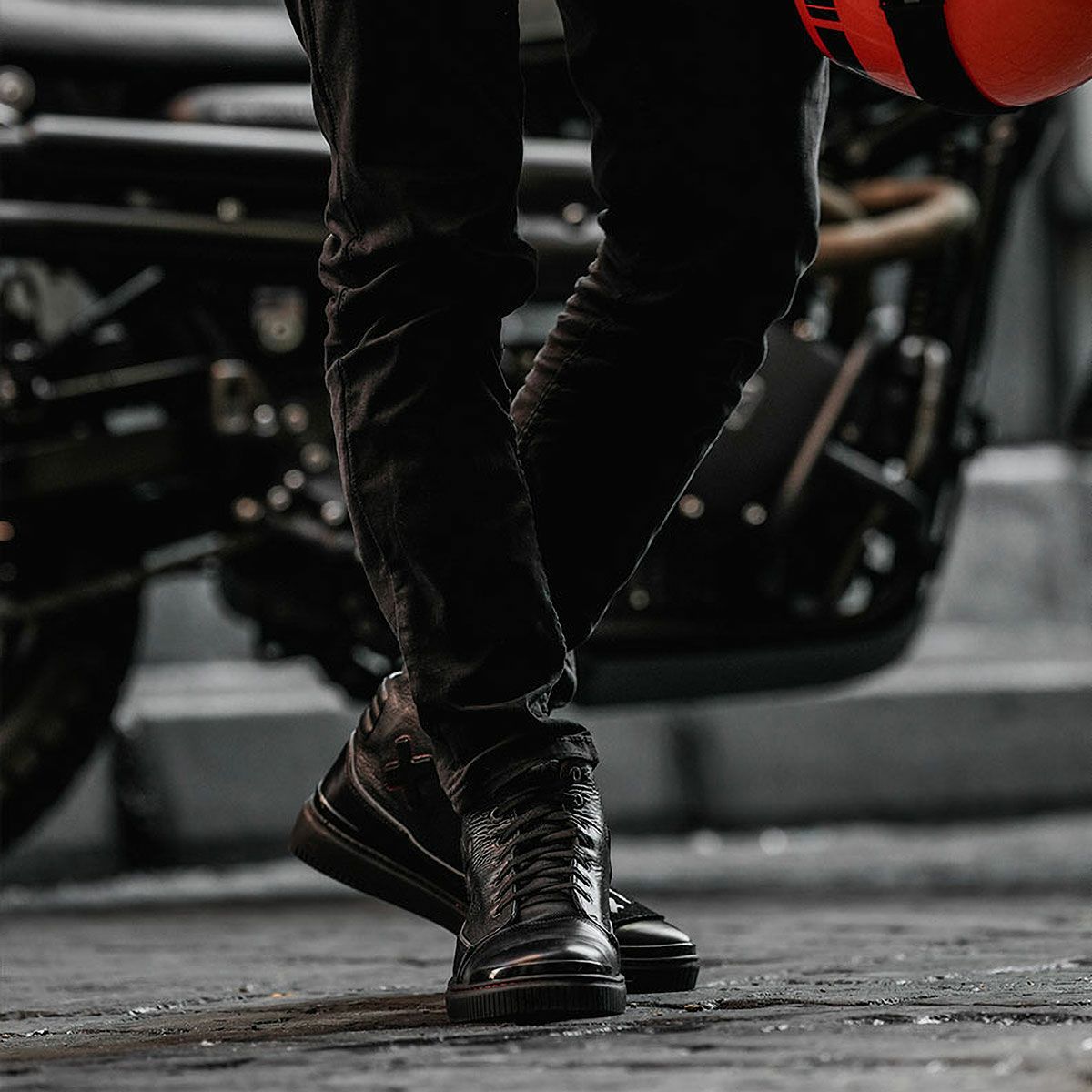 UMBERTO x LUCE｜ボンハン X バイカー スニーカー｜スニーカータイプ｜ブラック｜モデル着用