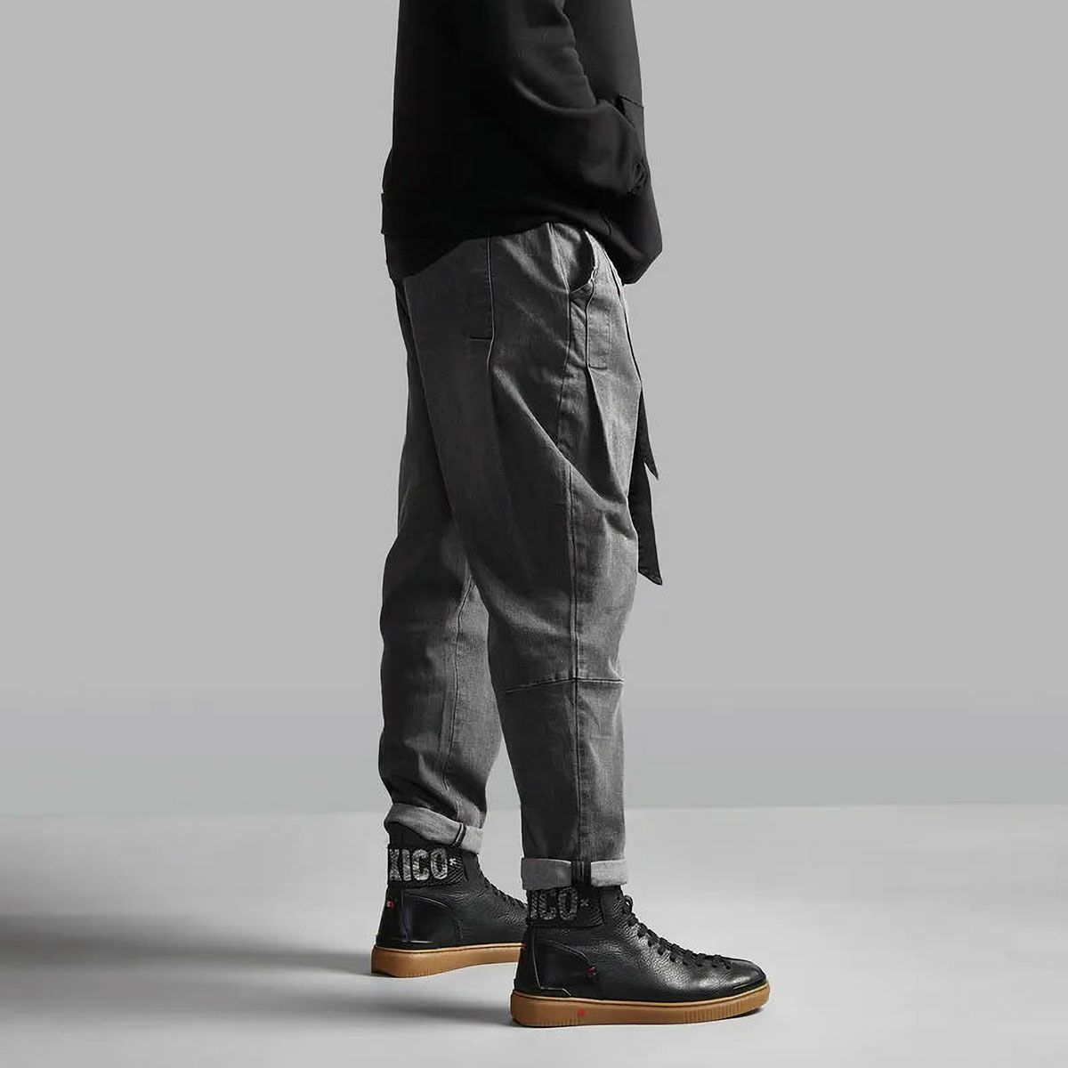 UMBERTO x LUCE｜MX エディション 2024｜スニーカータイプ｜ブラック｜モデル着用