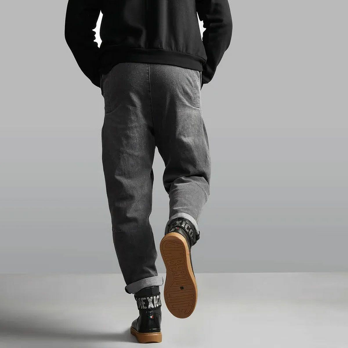 UMBERTO x LUCE｜MX エディション 2024｜スニーカータイプ｜ブラック｜モデル着用