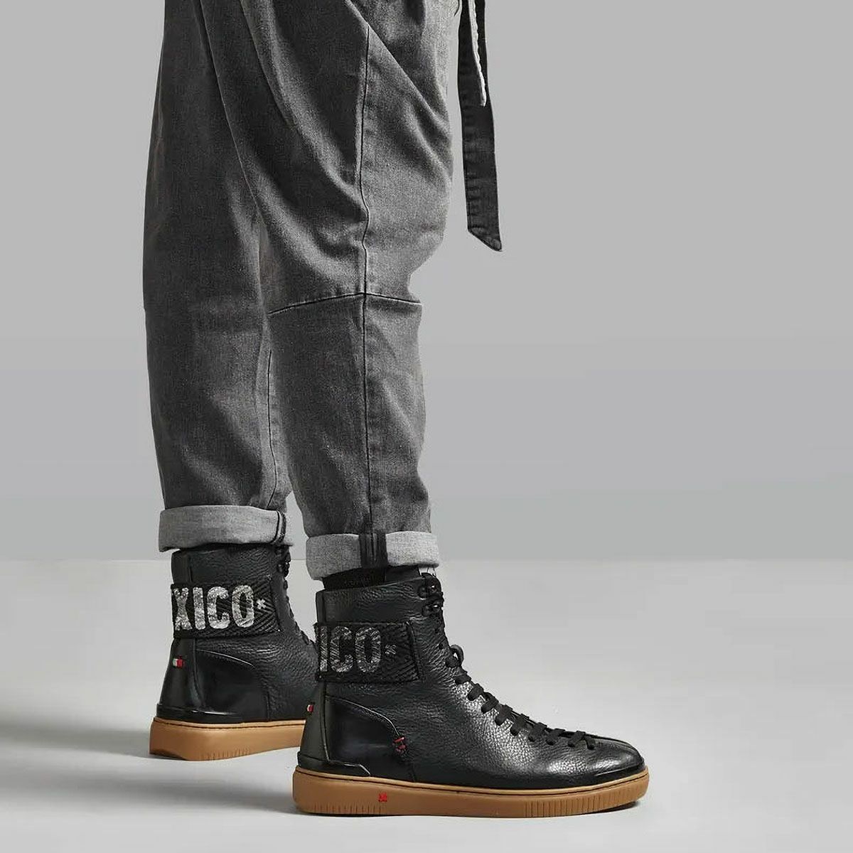 UMBERTO x LUCE｜MX エディション 2024｜スニーカータイプ｜ブラック｜モデル着用