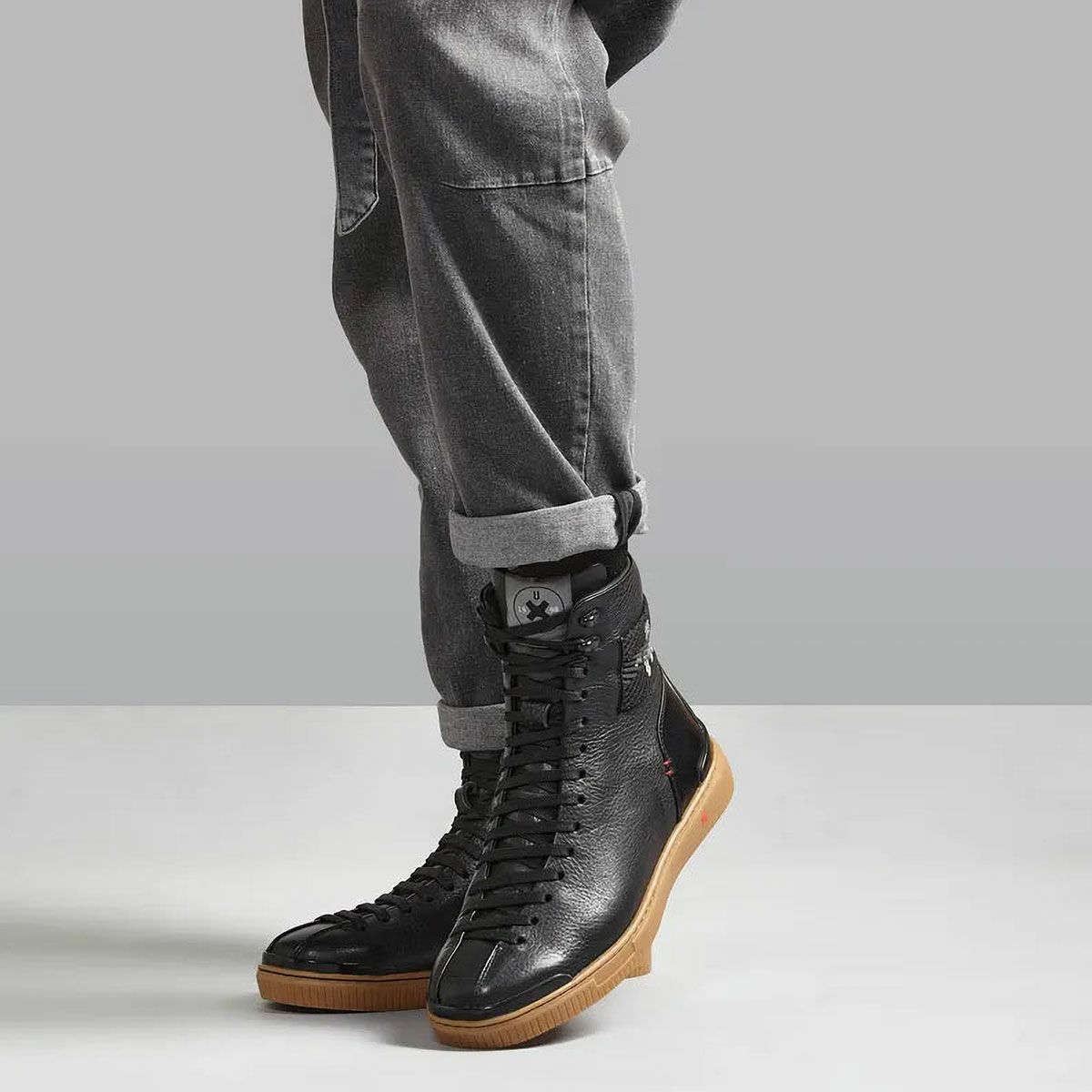 UMBERTO x LUCE｜MX エディション 2024｜スニーカータイプ｜ブラック｜モデル着用