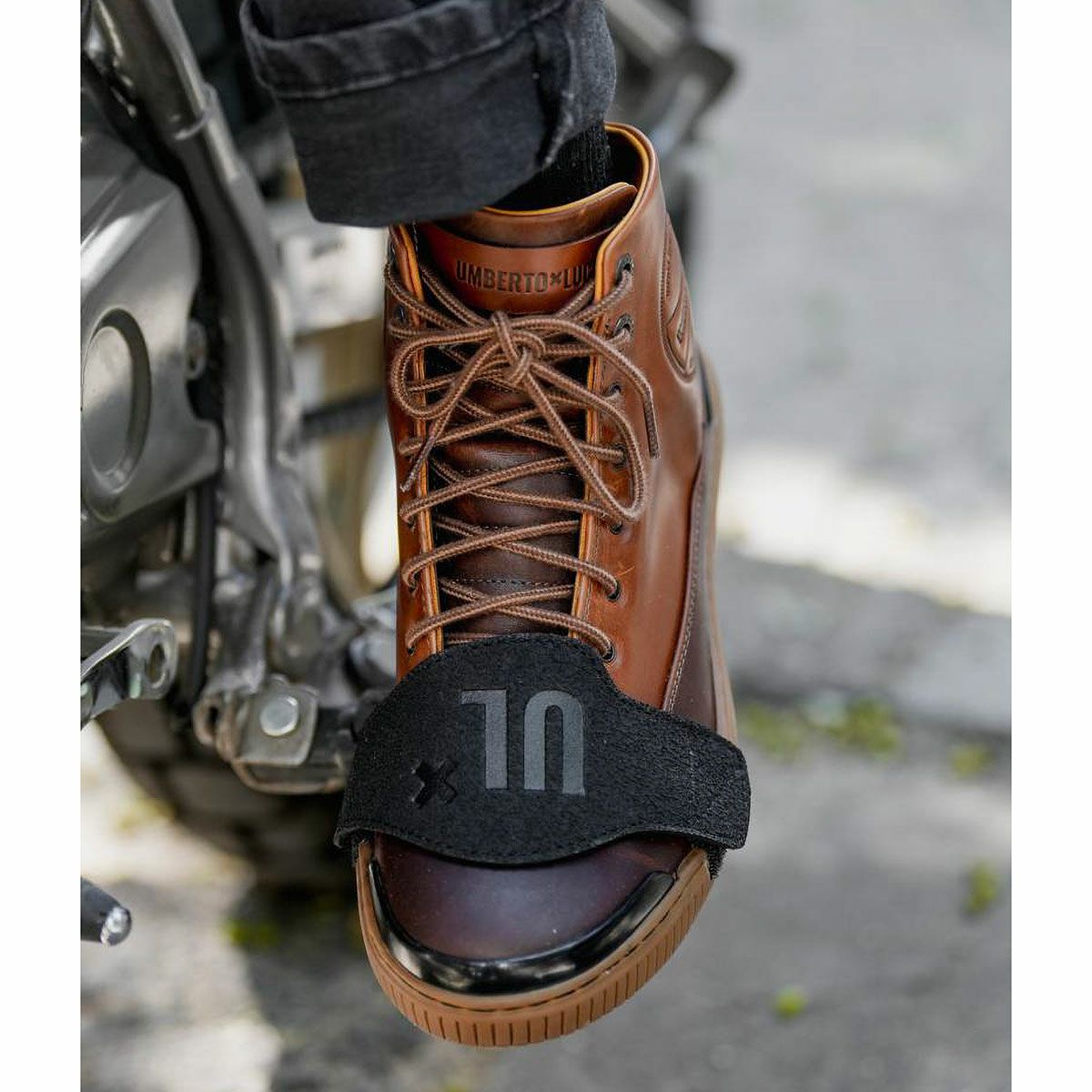 UMBERTO x LUCE｜ホーン モーターサイクル スニーカー｜スニーカータイプ｜モデル着用