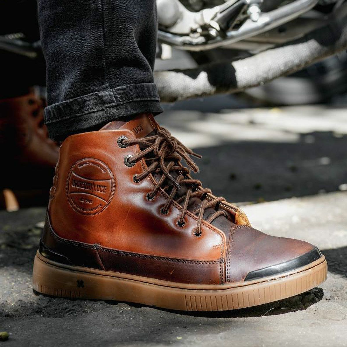 UMBERTO x LUCE｜ホーン モーターサイクル スニーカー｜スニーカータイプ｜モデル着用