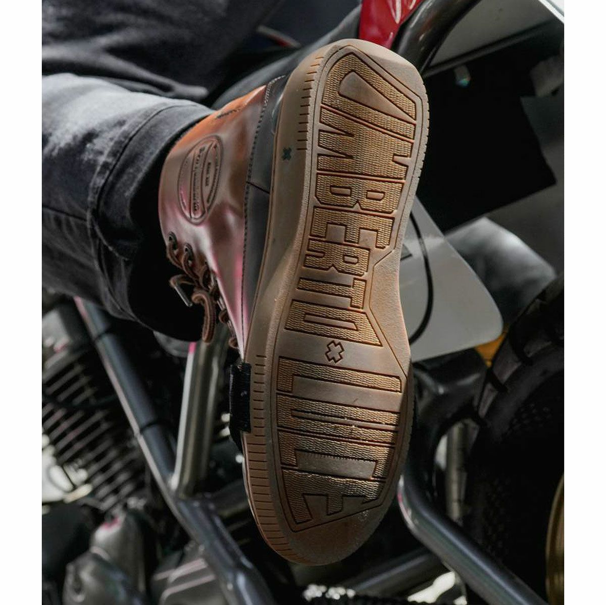 UMBERTO x LUCE｜ホーン モーターサイクル スニーカー｜スニーカータイプ｜モデル着用