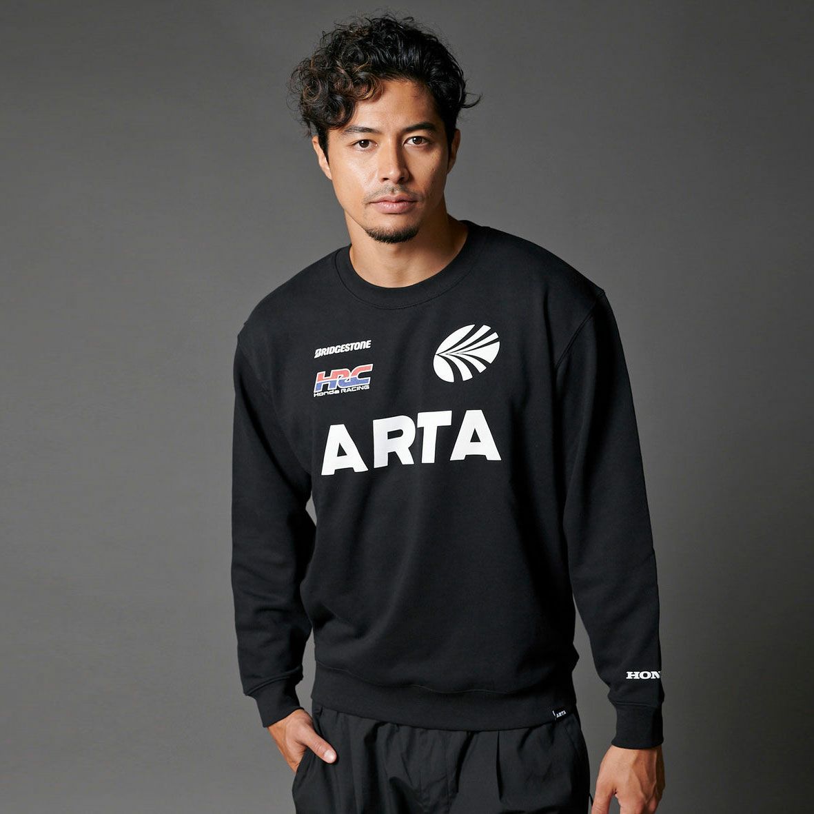 ARTA｜ARTA レプリカ ロゴ スウェット シャツ｜ブラック｜モデル着用