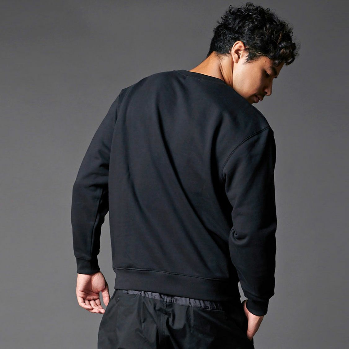 ARTA｜ARTA レプリカ ロゴ スウェット シャツ｜ブラック｜モデル着用