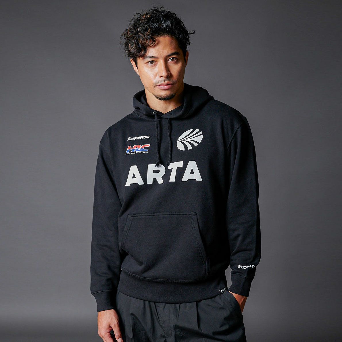 ARTA｜ARTA レプリカ ロゴ スウェット フーディ｜ブラック｜モデル着用