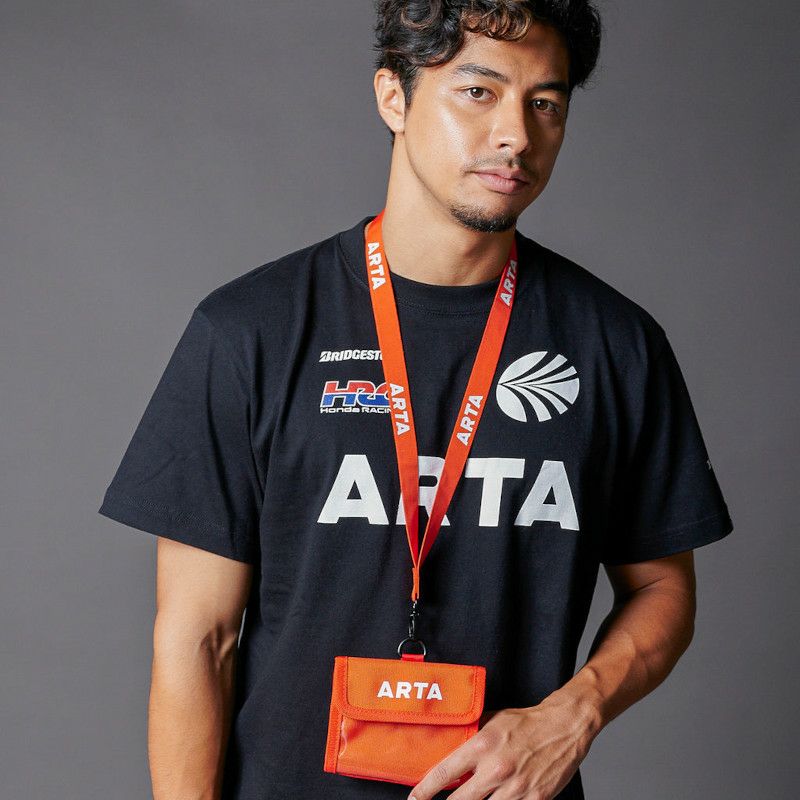 ARTA｜ARTA マルチ チケット ホルダー｜その他雑貨｜オレンジ｜モデル着用