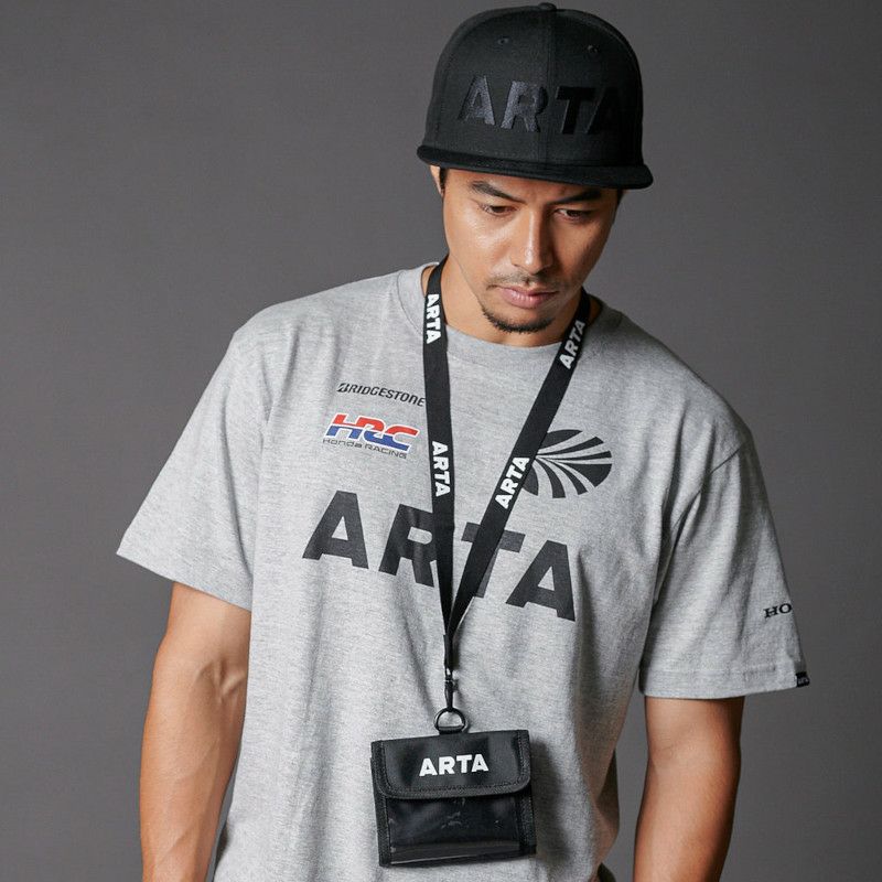 ARTA｜ARTA マルチ チケット ホルダー｜その他雑貨｜ブラック｜モデル着用