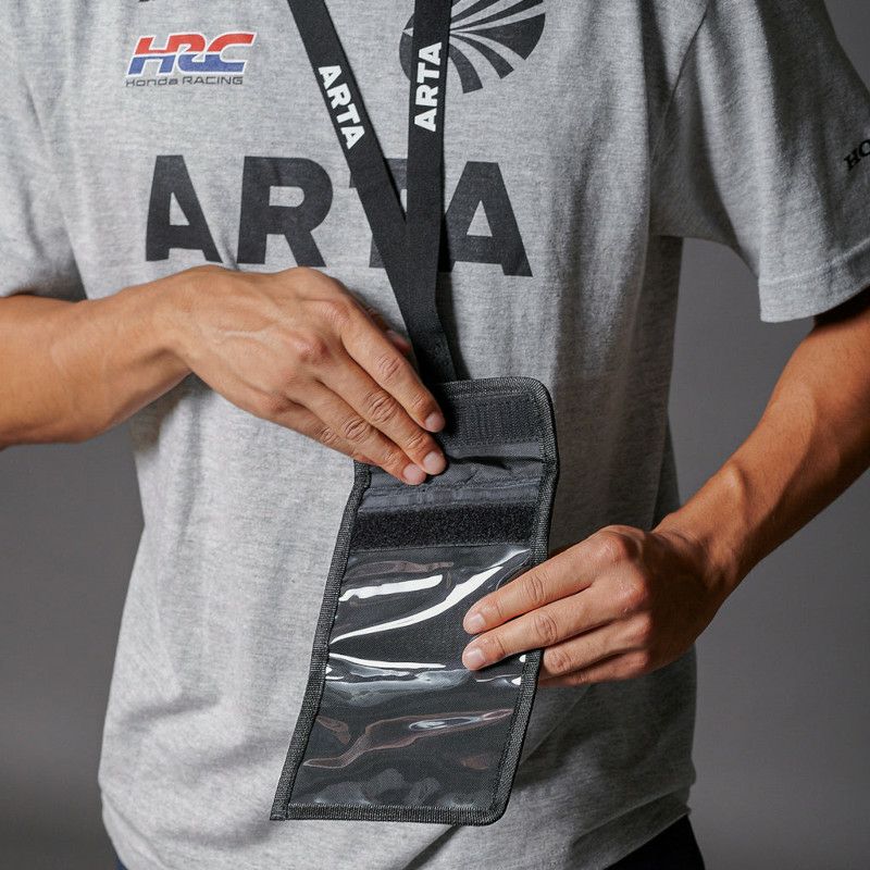 ARTA｜ARTA マルチ チケット ホルダー｜その他雑貨｜ブラック｜モデル着用