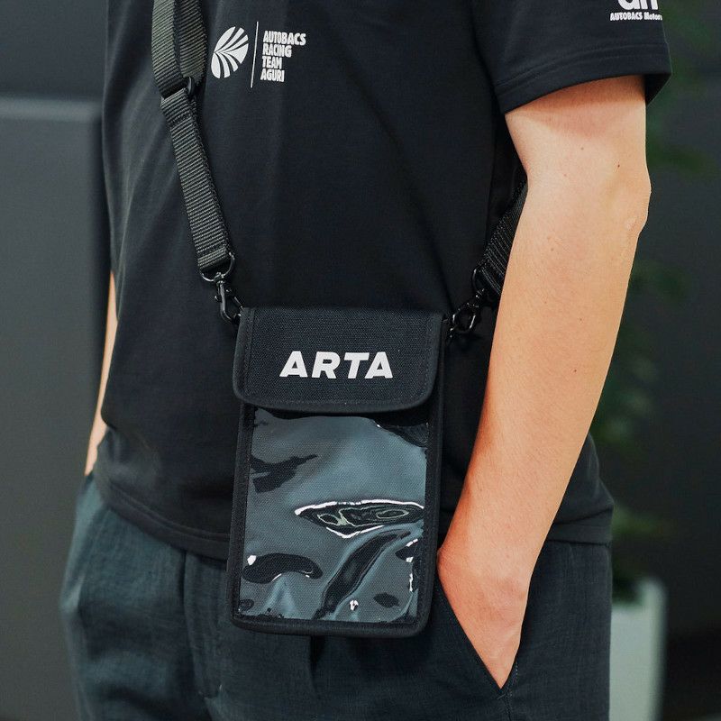 ARTA｜ARTA マルチ ショルダー ポーチ｜バッグ｜ブラック｜モデル着用