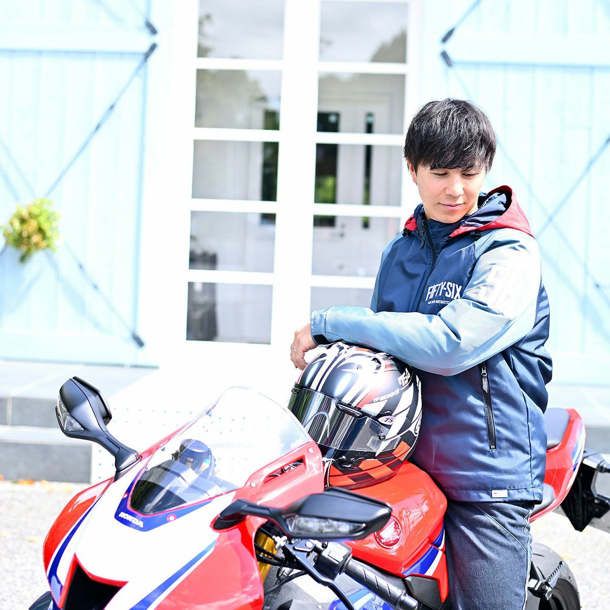 56design｜エクストラ ウォーム フーディー 2｜ファブリック｜ブルーグレー×レッド｜モデル着用