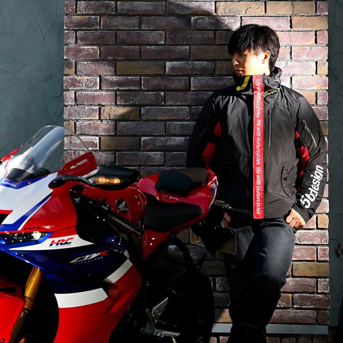 56design｜ウィンター アクシス ジャケット 24｜ファブリック｜ブラック×レッド｜モデル着用