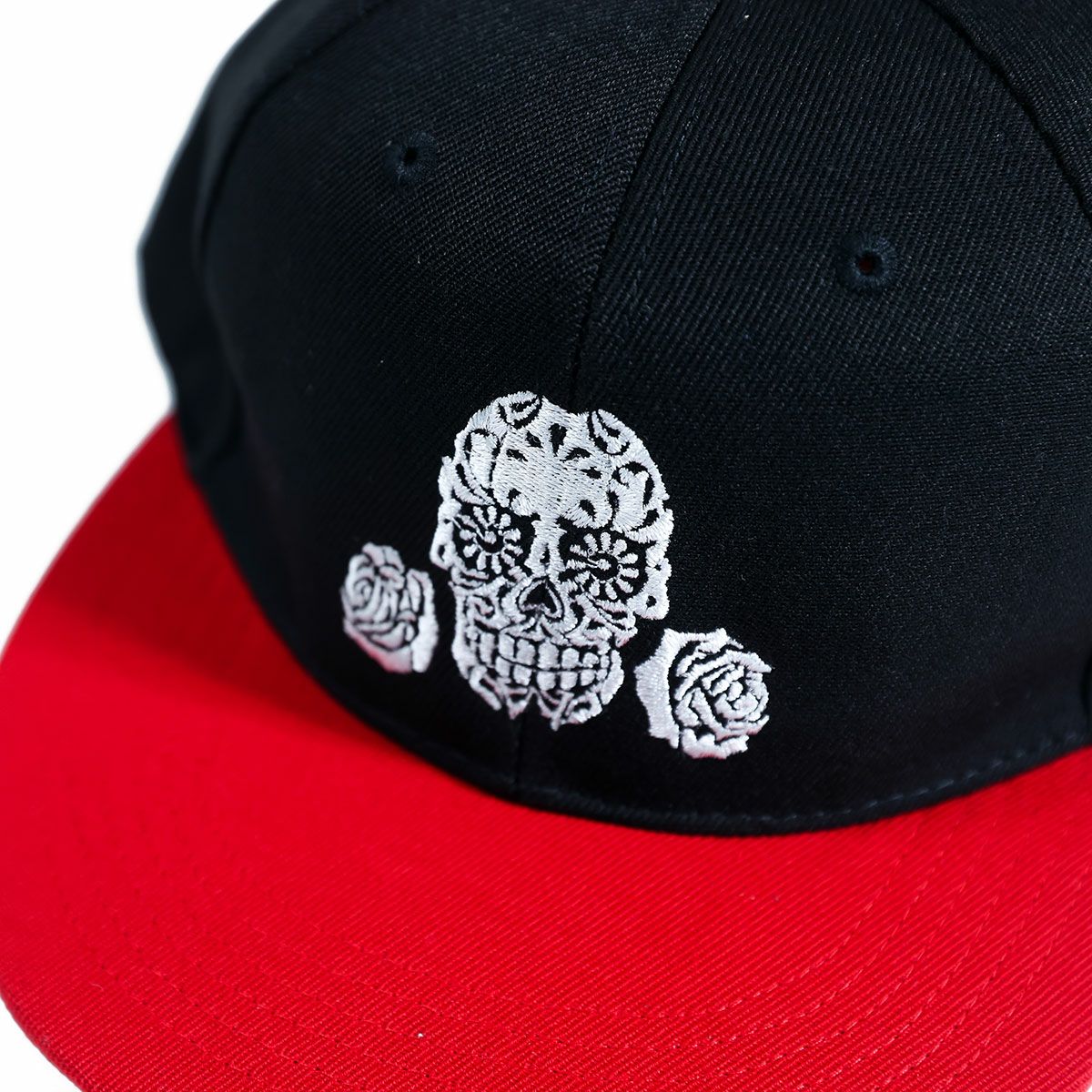 Dark｜スナップバックキャップ｜帽子｜ブラック×レッド