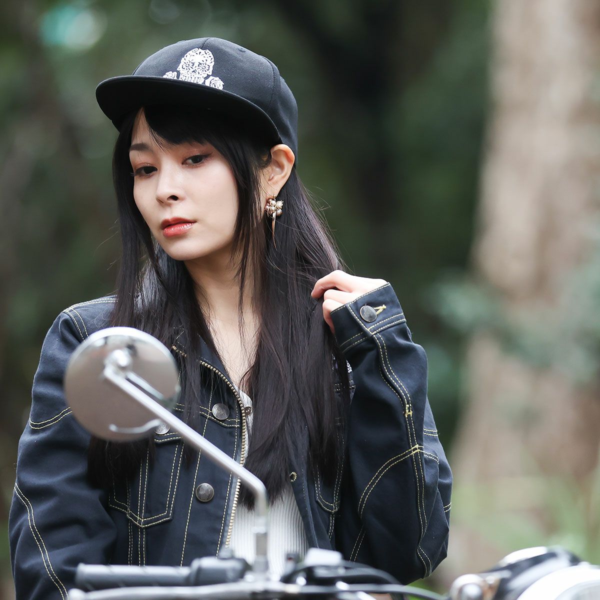 Dark｜スナップバックキャップ｜帽子｜ブラック｜モデル着用