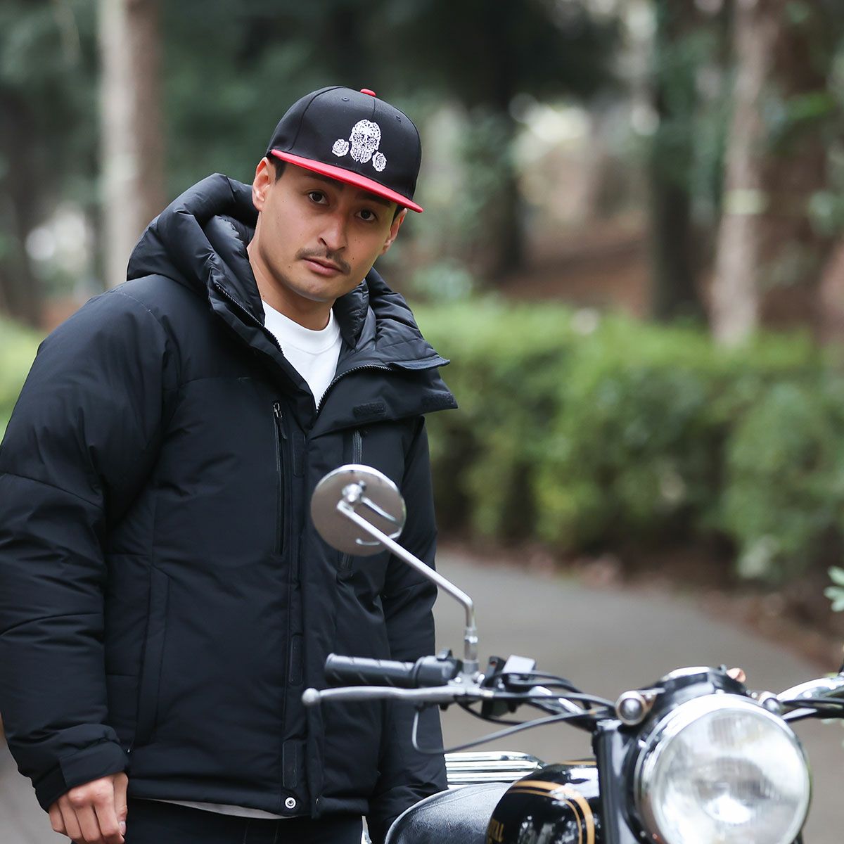 Dark｜スナップバックキャップ｜帽子｜ブラック×レッド