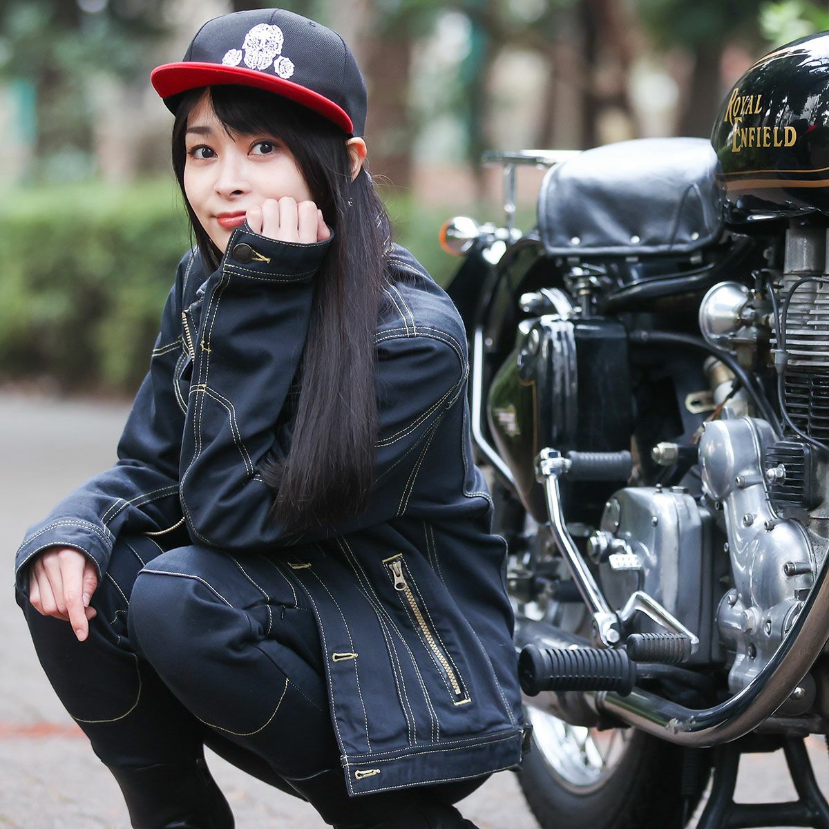 Dark｜スナップバックキャップ｜帽子｜ブラック×レッド