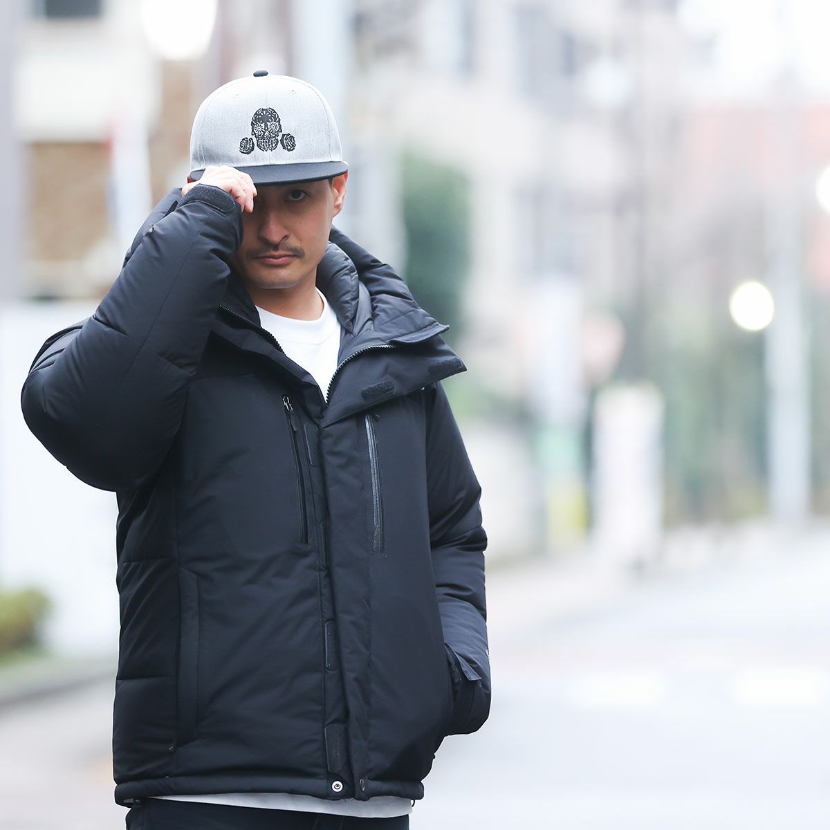 Dark｜スナップバックキャップ｜帽子｜グレー×ブラック｜モデル着用