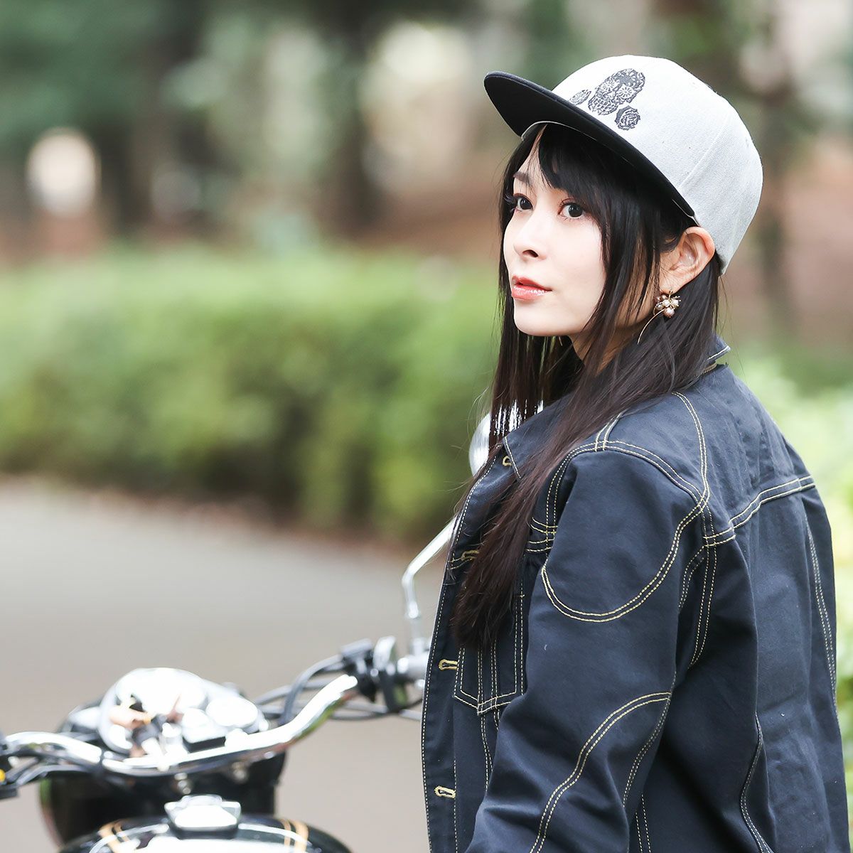 Dark｜スナップバックキャップ｜帽子｜グレー×ブラック｜モデル着用