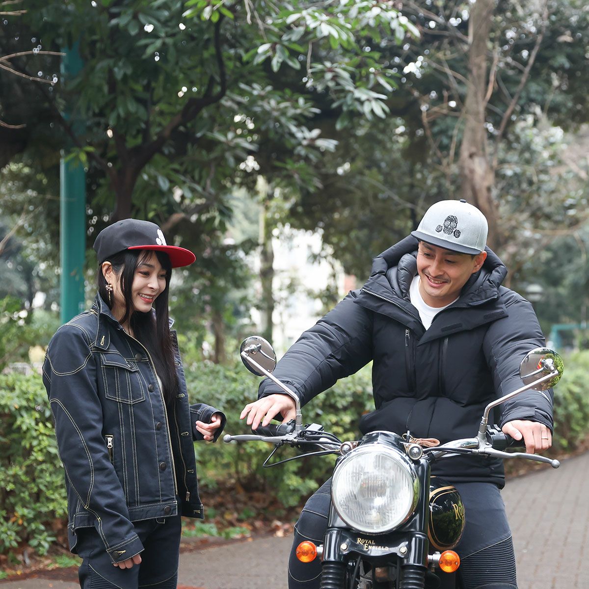 Dark｜スナップバックキャップ｜帽子｜ブラック×レッド｜グレー×ブラック｜モデル着用