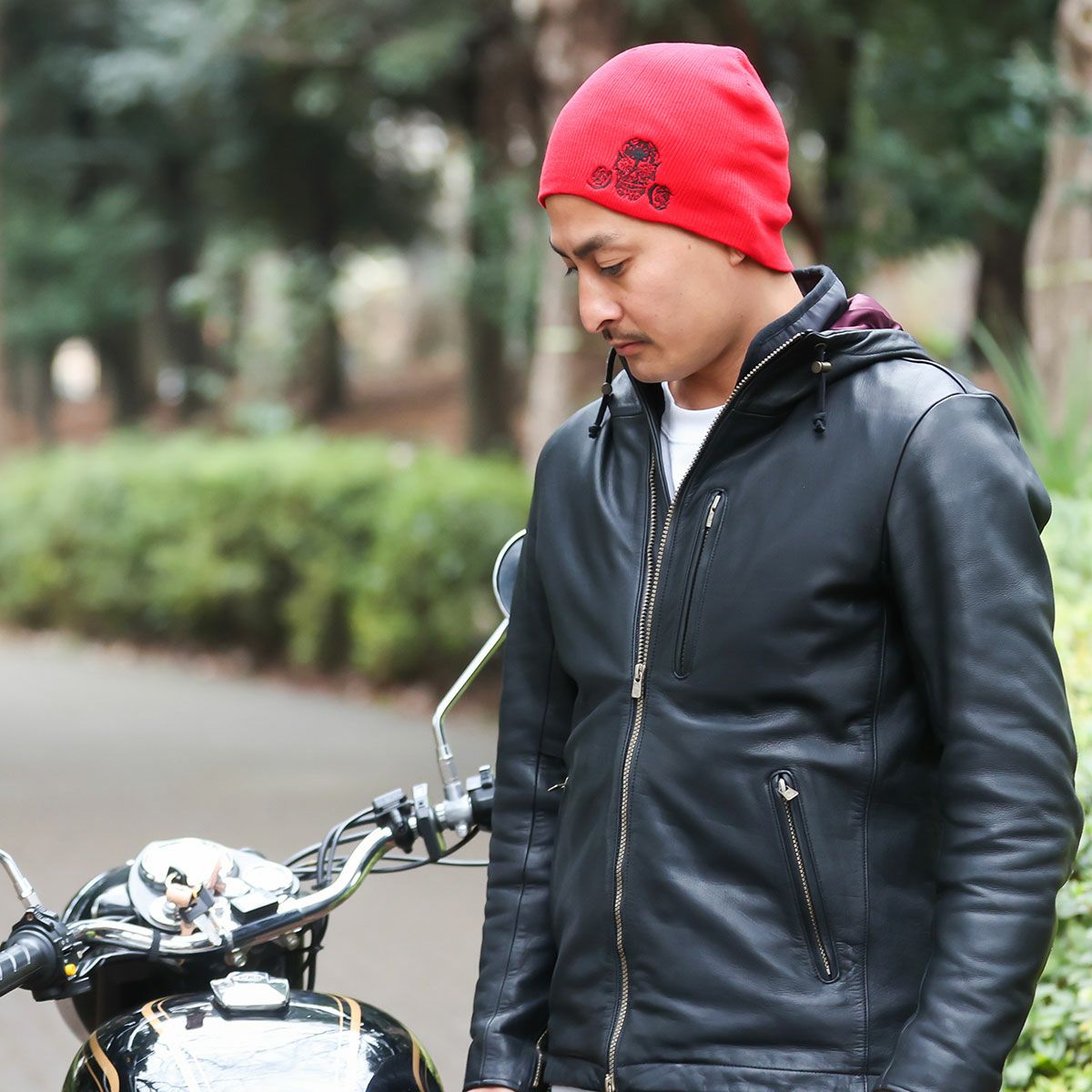 Dark｜シングルニット｜帽子｜レッド｜モデル着用