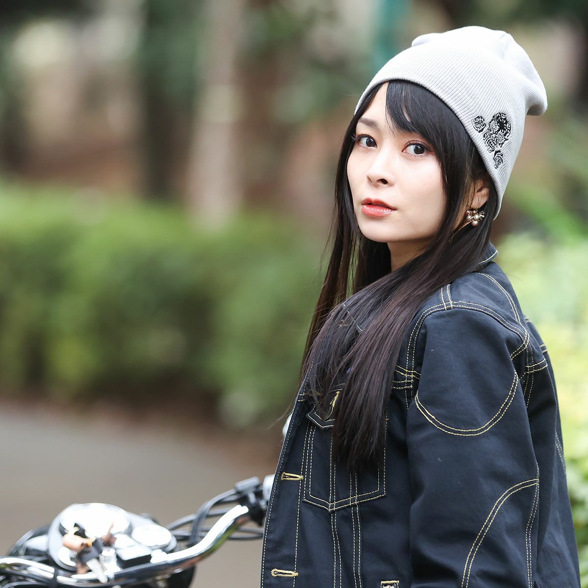 Dark｜シングルニット｜帽子｜グレー｜モデル着用