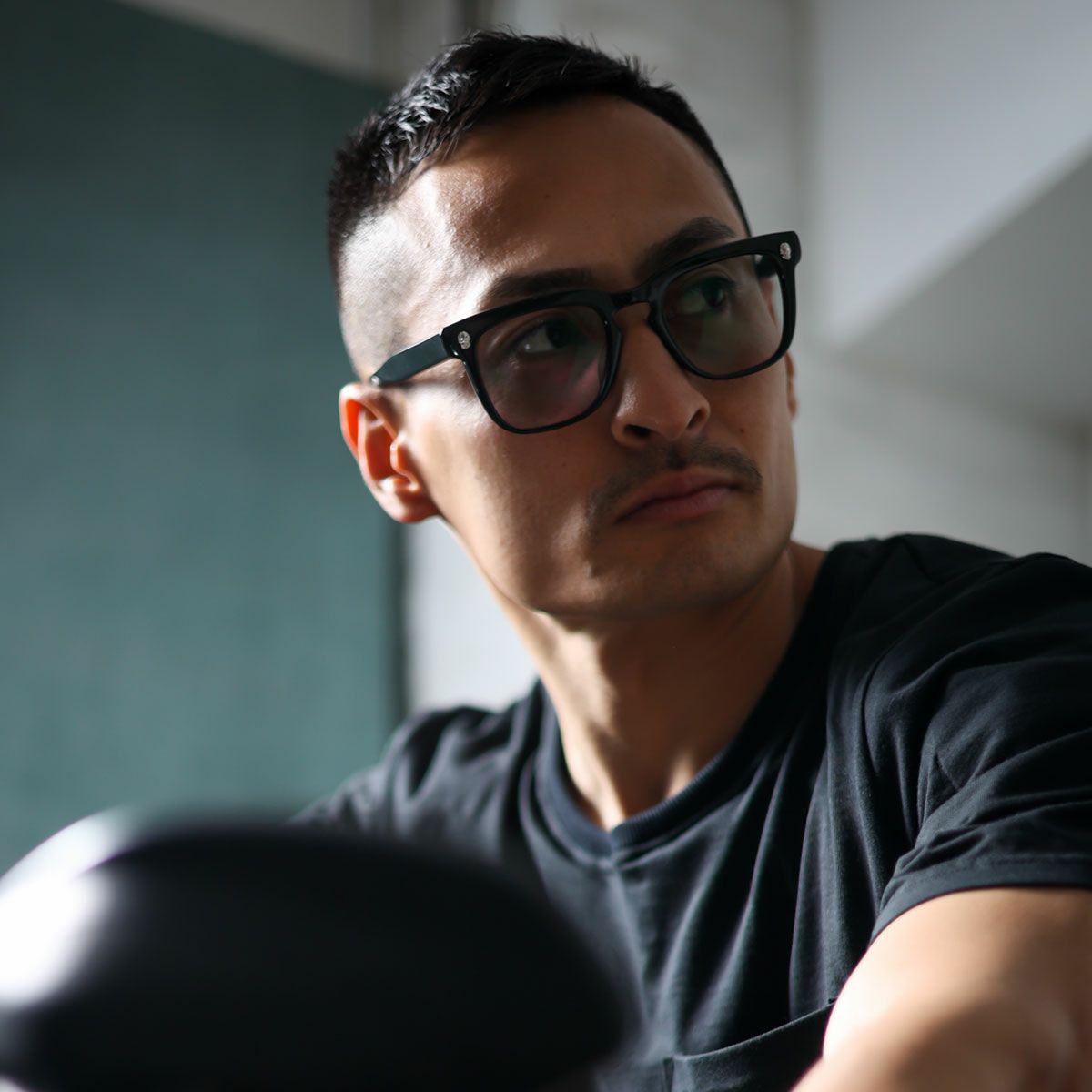 Dark｜可視調光バイカーサングラス｜ブラック｜モデル着用