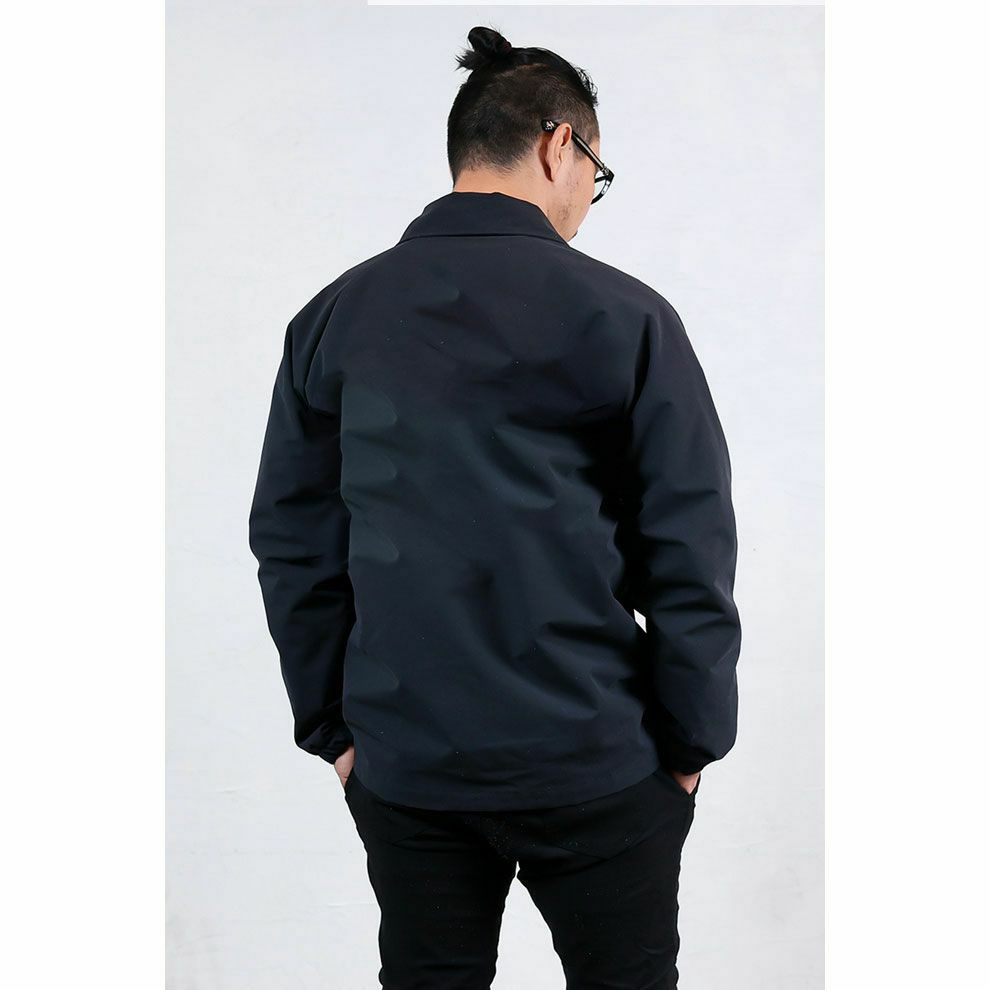 Dark｜防水バイカーコーチジャケット｜ファブリック｜ブラック｜モデル着用