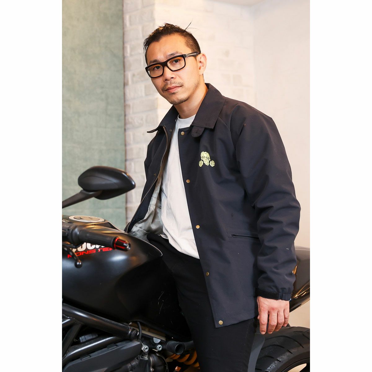 Dark｜防水バイカーコーチジャケット｜ファブリック｜ブラック｜モデル着用