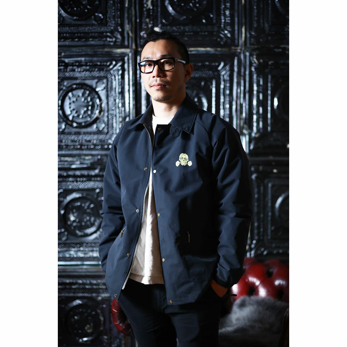 Dark｜防水バイカーコーチジャケット｜ファブリック｜ブラック｜モデル着用