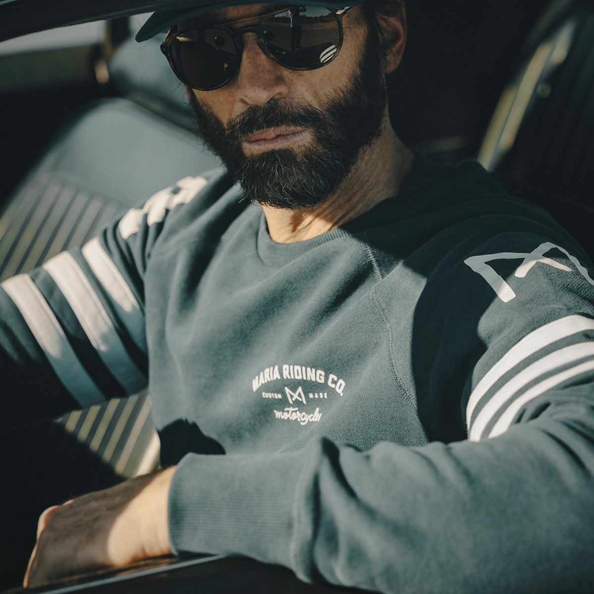 Maria Riding Company｜スペード スウェットシャツ｜ぺトロールブルー｜モデル着用