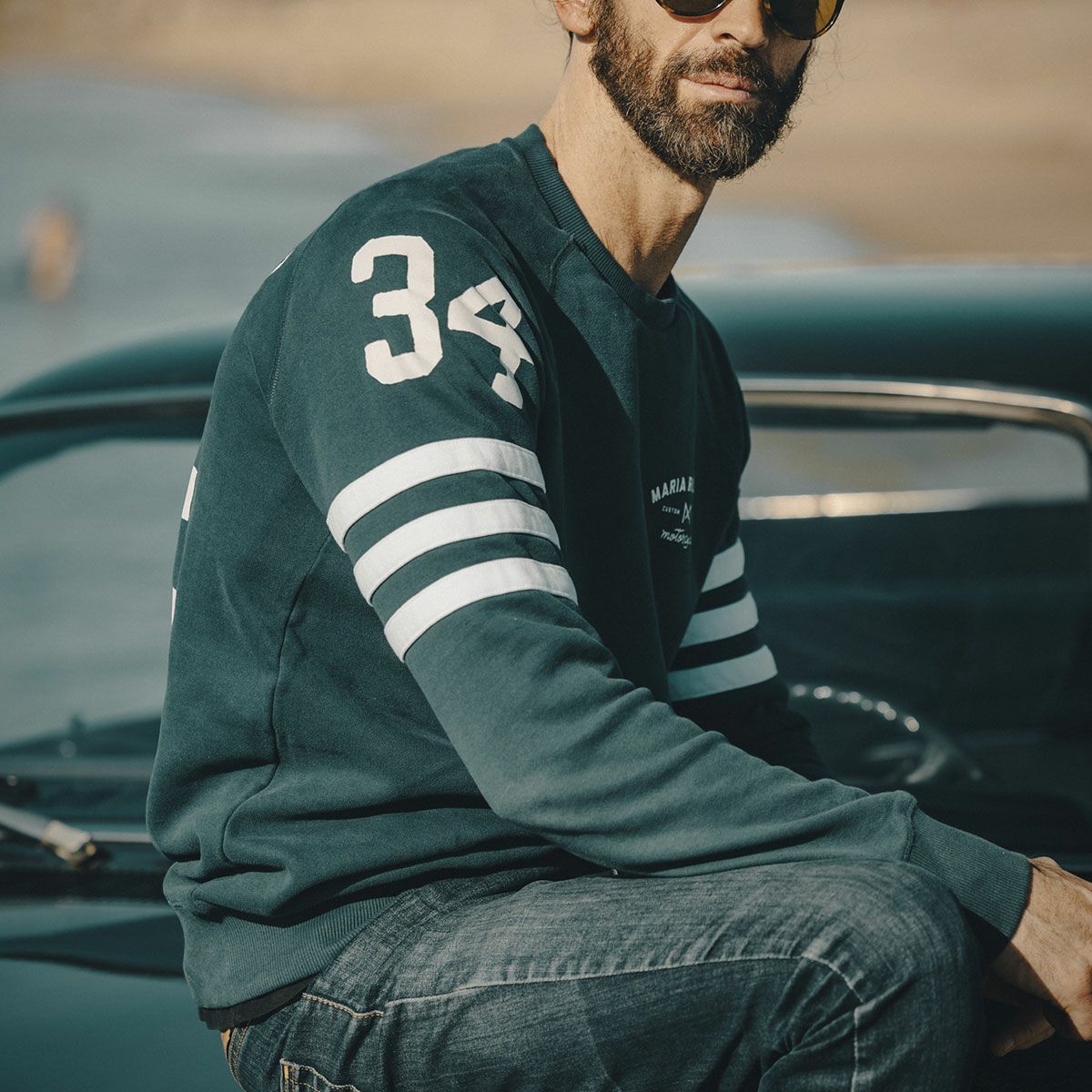 Maria Riding Company｜スペード スウェットシャツ｜ぺトロールブルー｜モデル着用